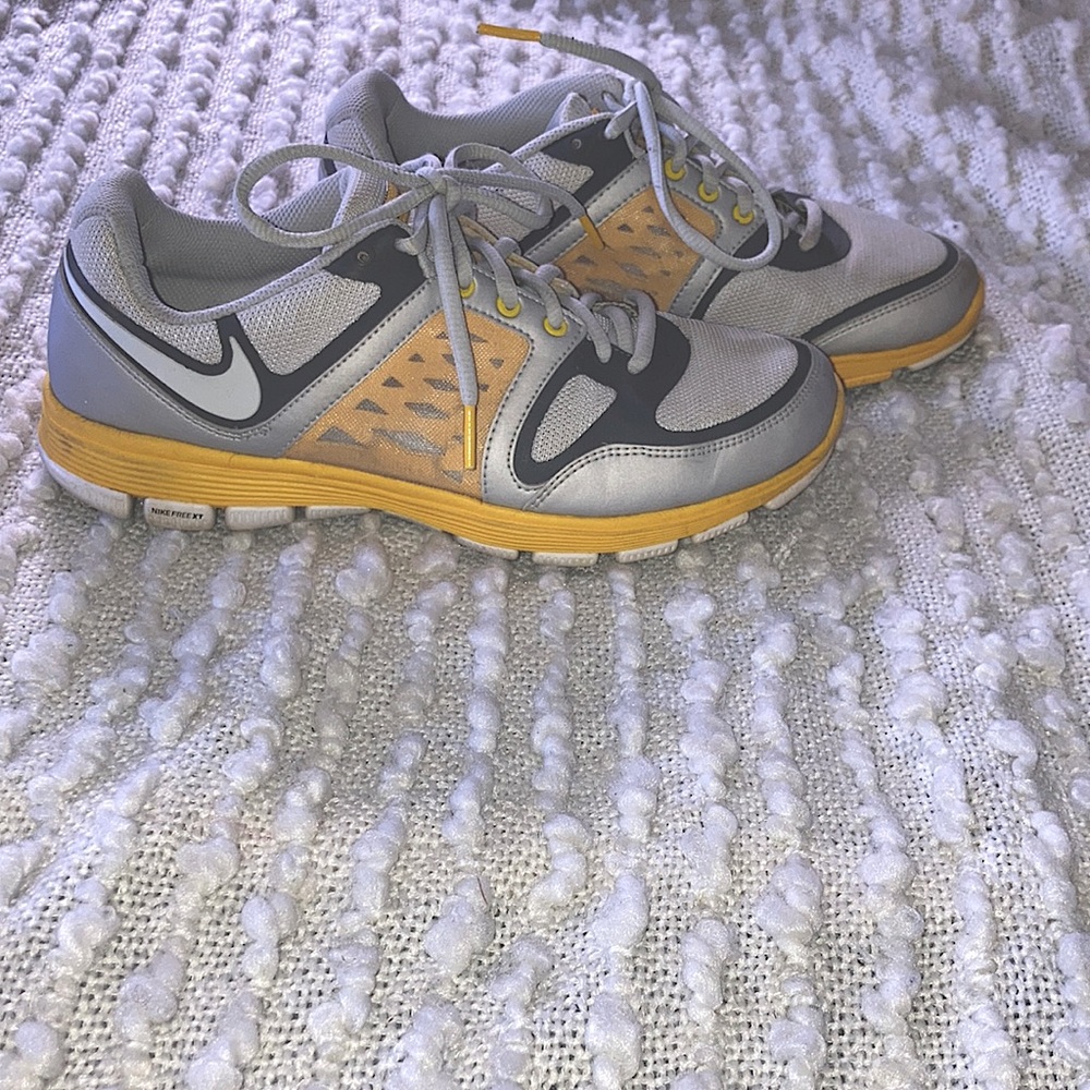 NIKE women’s yellow and gray livestrong sneakers size 8.5